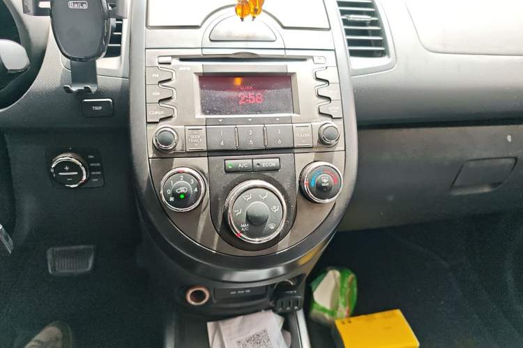 Used Kia Soul 2010 1.6L AT GLS Audio And AC Panel