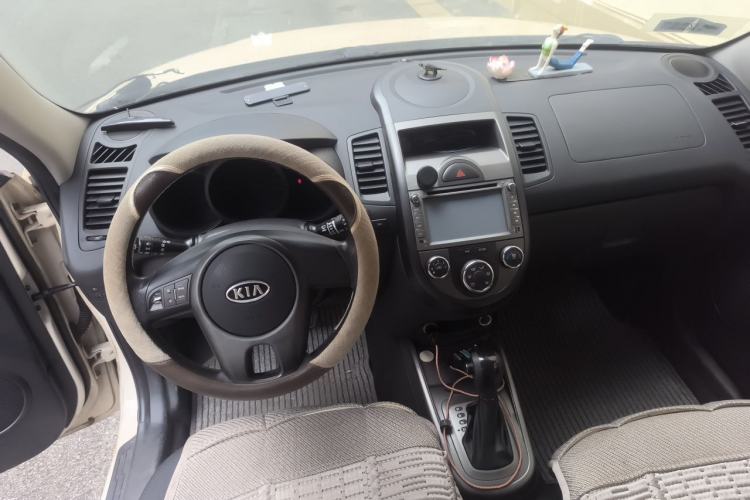 Used Kia Soul 2010 1.6L AT GL Center Console