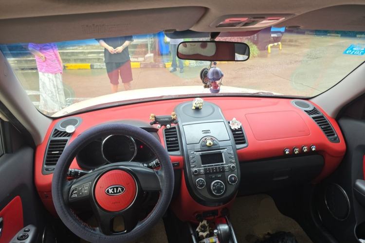 Used Kia Soul 2010 1.6L AT GLS Center Console