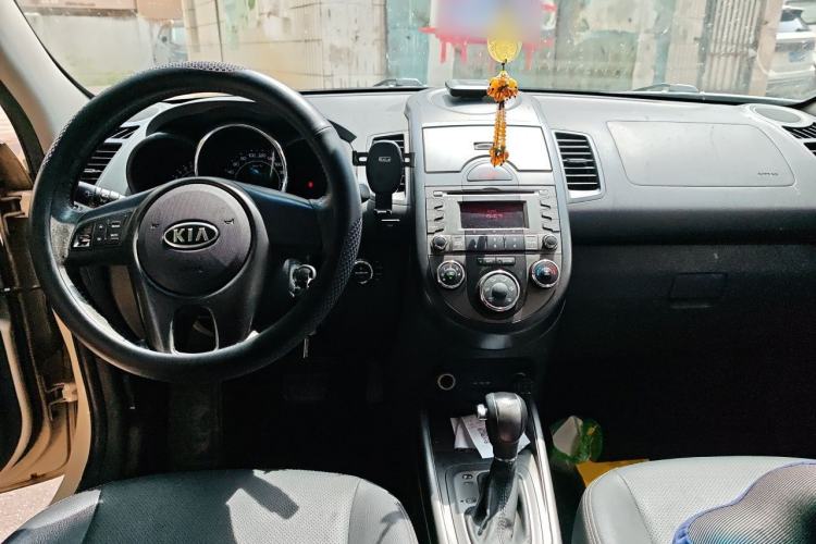 Used Kia Soul 2010 1.6L AT GLS Center Console