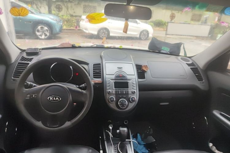 Used Kia Soul 2010 1.6L AT Premium Center Console