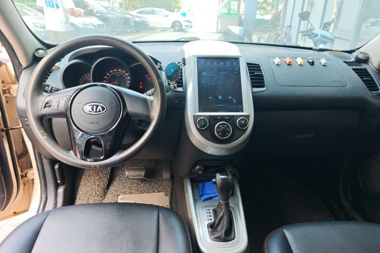 Used Kia Soul 2010 1.6L AT GL Center Console