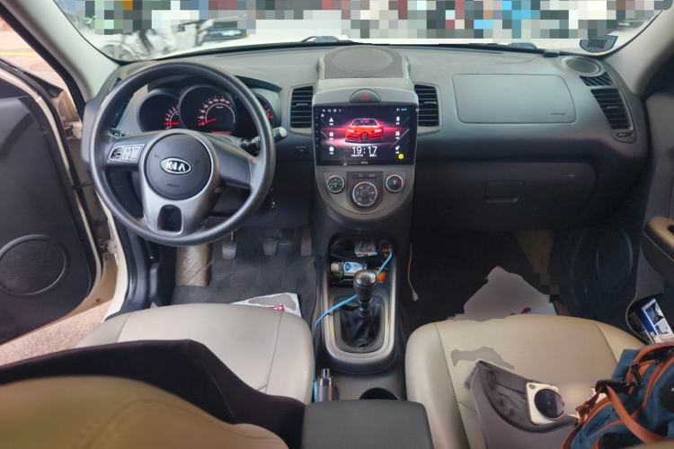 Used Kia Soul 2010 1.6L MT GL Center Console