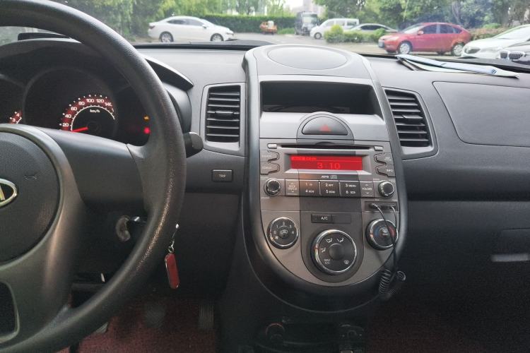 Used Kia Soul 2010 1.6L MT GL Center Console