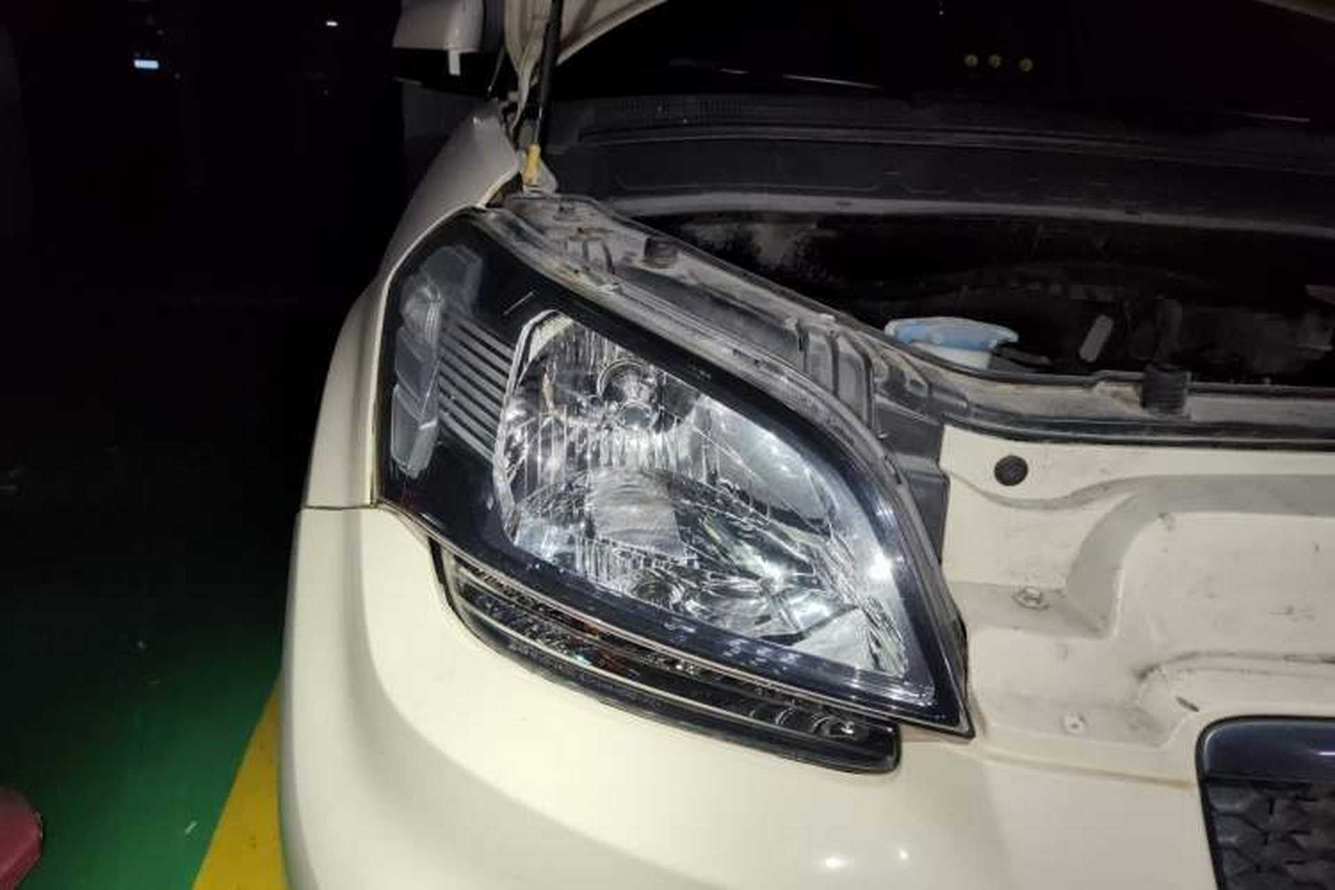 Used Kia Soul 2010 1.6L AT GL Right Front Headlight