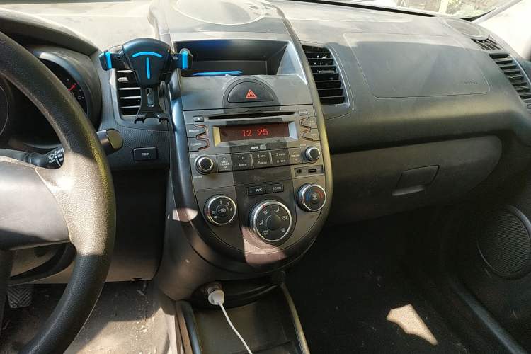 Used Kia Soul 2010 1.6L MT GL Audio And AC Panel