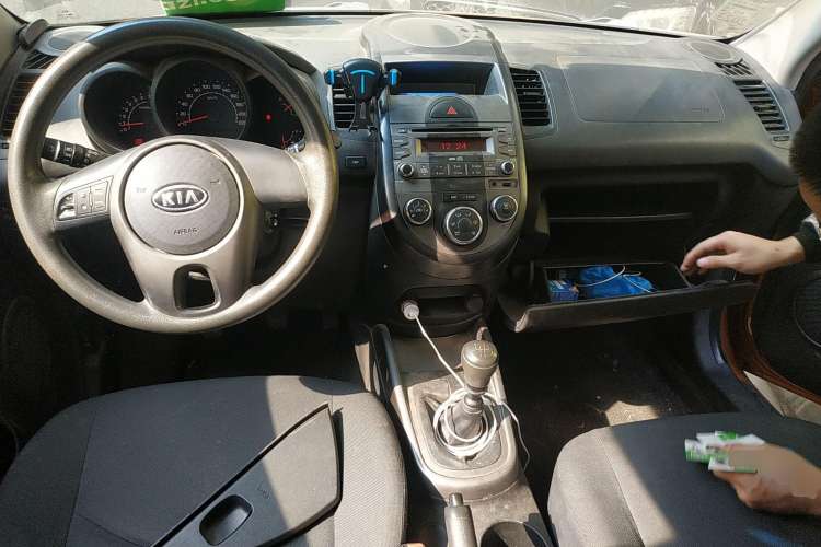 Used Kia Soul 2010 1.6L MT GL Center Console