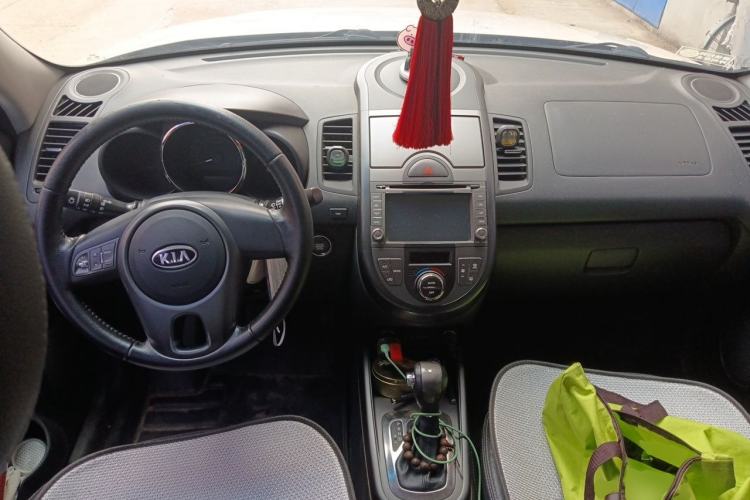 Used Kia Soul 2012 1.6L AT Premium Center Console