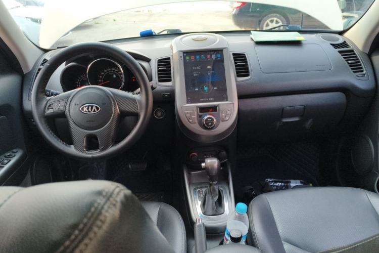 Used Kia Soul 2012 1.6L AT Premium Center Console
