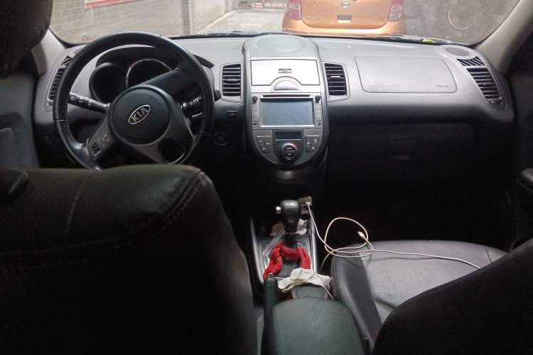 Used Kia Soul 2012 1.6L AT Premium Center Console