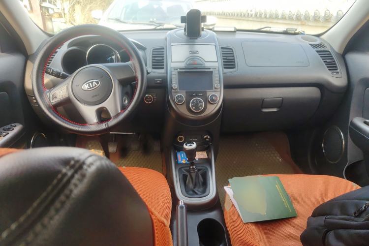 Used Kia Soul 2012 1.6L MT GLS Center Console