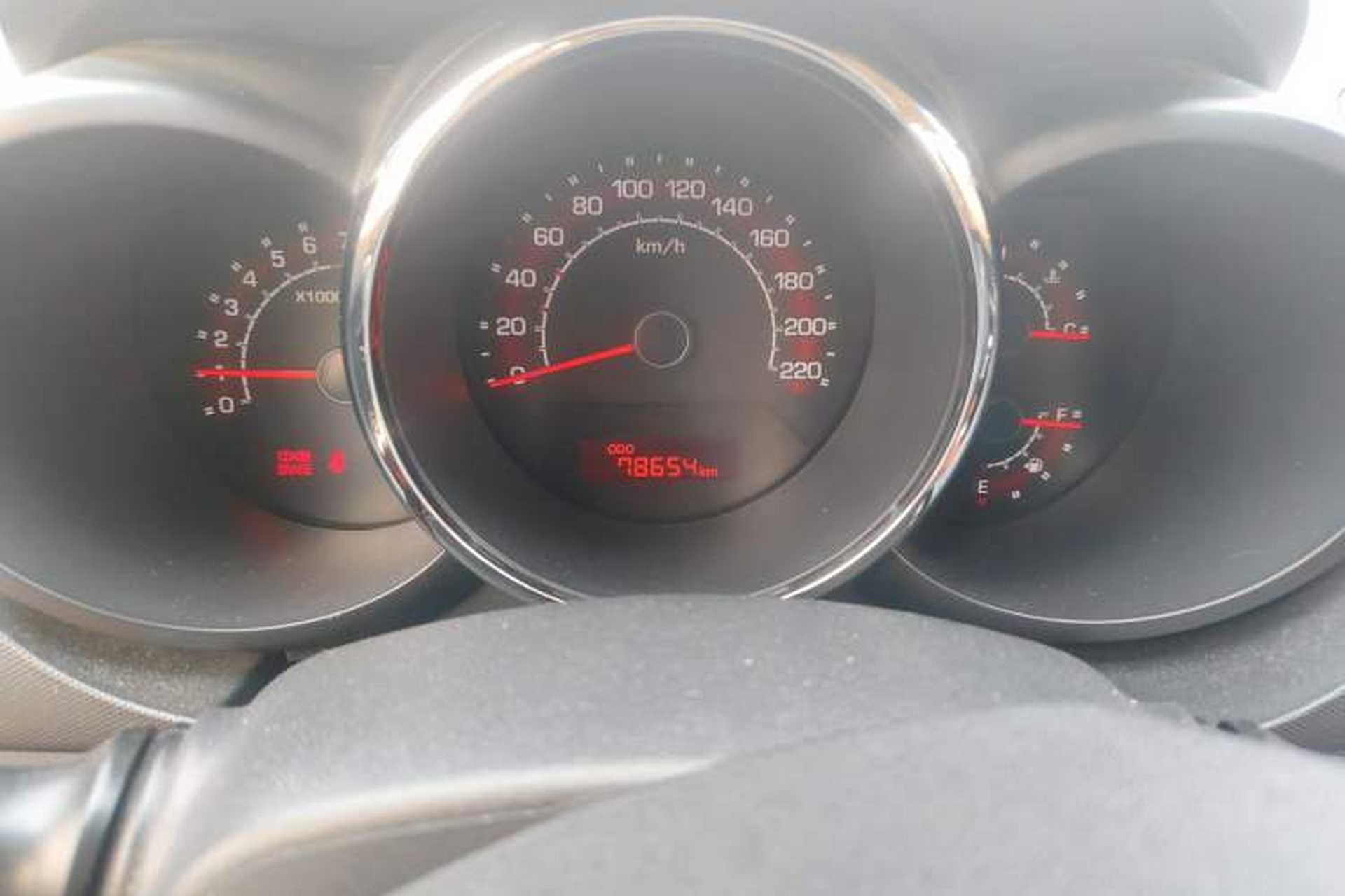 Used Kia Soul 2012 1.6L MT GLS Odometer Close Up