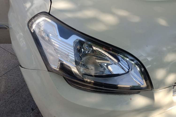 Used Kia Soul 2012 1.6L AT GL Right Front Headlight