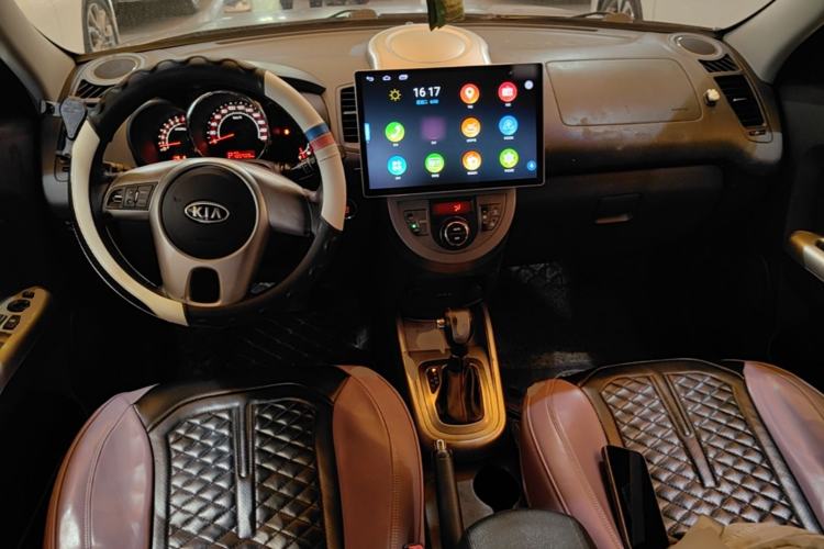 Used Kia Soul 2013 1.6L AT Premium Center Console