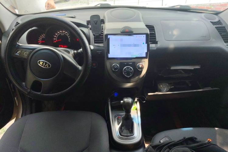 Used Kia Soul 2013 1.6L AT GL Center Console