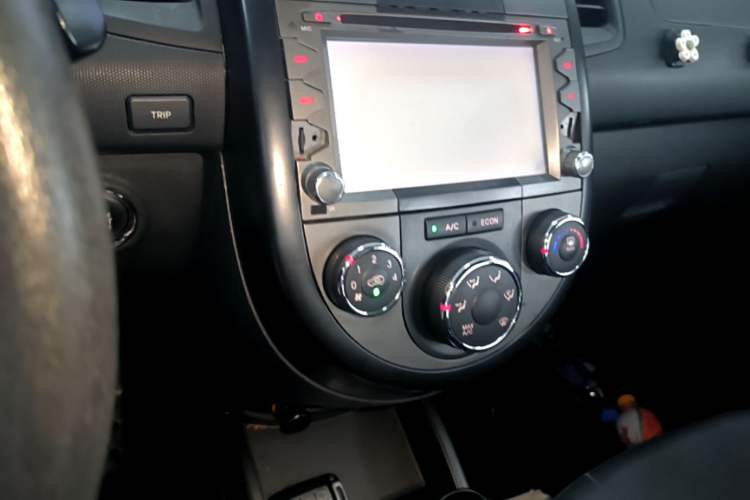 Used Kia Soul 2013 1.6L AT GL Audio And AC Panel