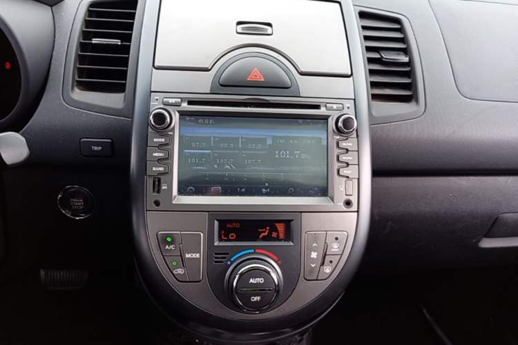 Used Kia Soul 2013 1.6L AT Premium Audio And AC Panel