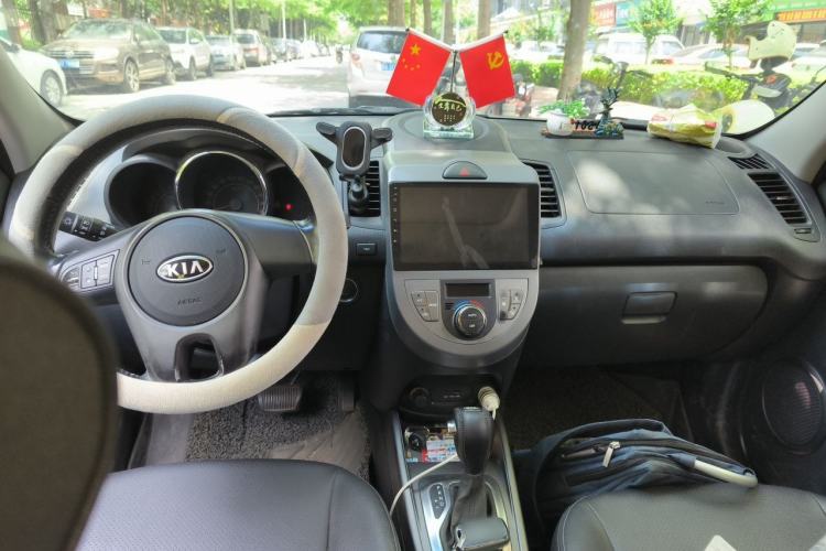 Used Kia Soul 2013 1.6L AT Premium Center Console