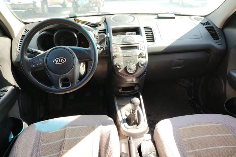 Used Kia Soul 2013 1.6L MT GL Center Console