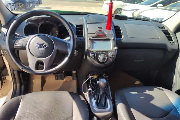 Used Kia Soul 2013 1.6L AT GL Center Console