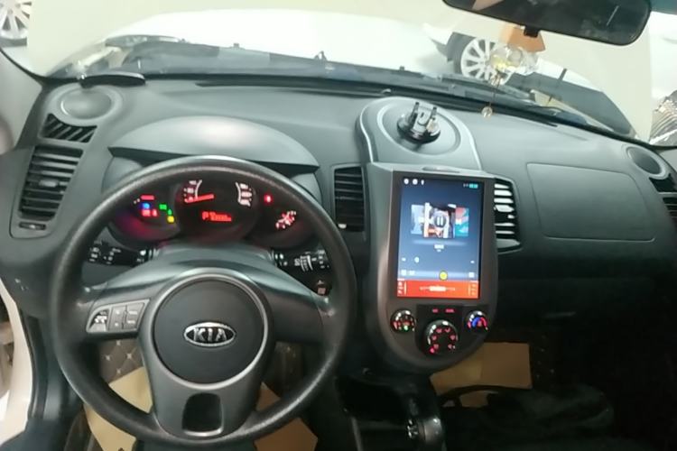 Used Kia Soul 2013 1.6L AT GL Center Console