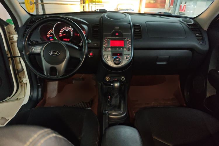 Used Kia Soul 2013 1.6L AT Premium Center Console