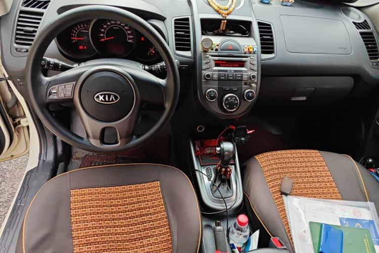 Used Kia Soul 2013 1.6L AT GL Center Console
