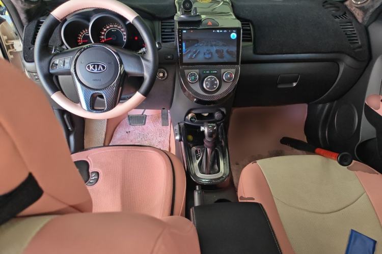 Used Kia Soul 2013 1.6L AT GL Center Console