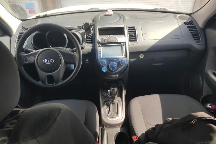 Used Kia Soul 2013 1.6L AT GL Center Console