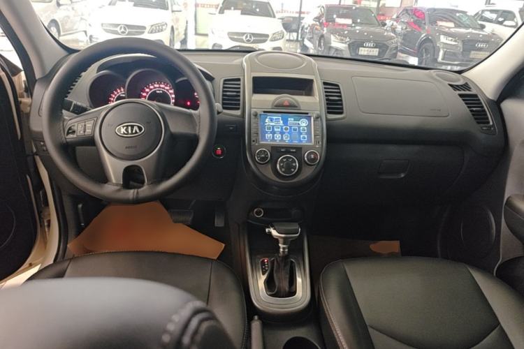 Used Kia Soul 2013 1.6L AT GL Center Console