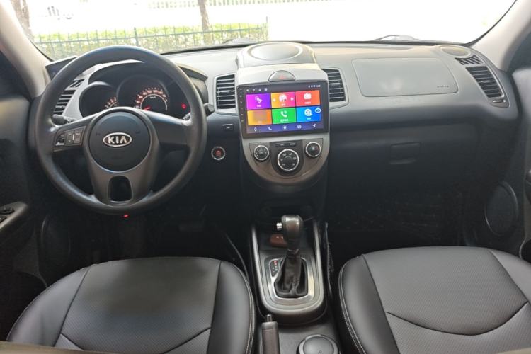 Used Kia Soul 2013 1.6L AT GL Center Console