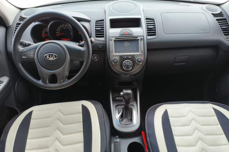 Used Kia Soul 2013 1.6L AT GL Center Console