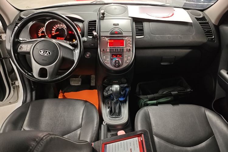 Used Kia Soul 2013 1.6L AT Premium Center Console