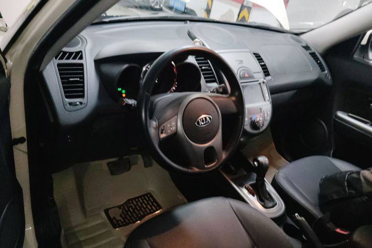 Used Kia Soul 2013 1.6L AT Premium Center Console