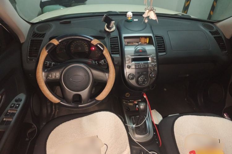 Used Kia Soul 2013 1.6L AT GL Center Console