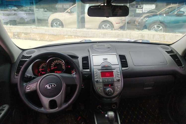 Used Kia Soul 2013 1.6L AT Premium Center Console