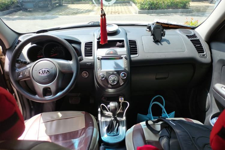 Used Kia Soul 2013 1.6L AT GL Center Console