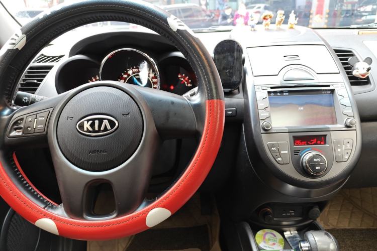 Used Kia Soul 2013 1.6L AT Premium Center Console