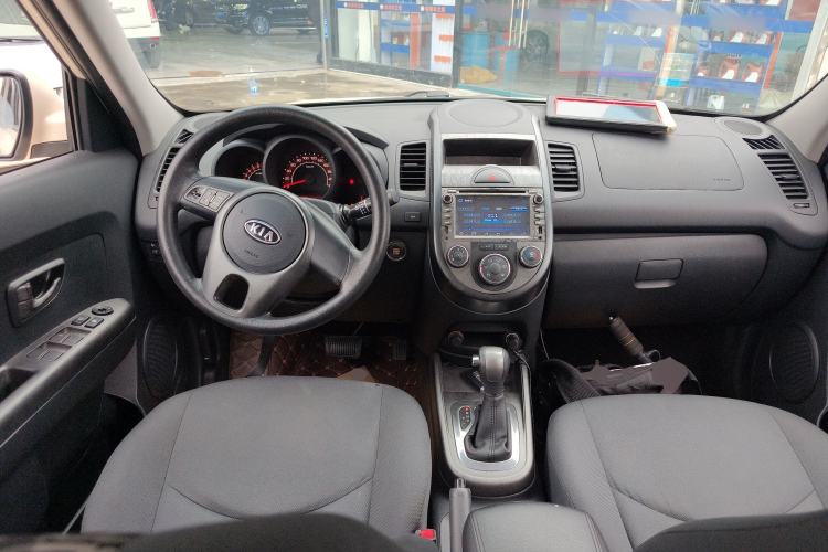 Used Kia Soul 2013 1.6L AT GL Center Console
