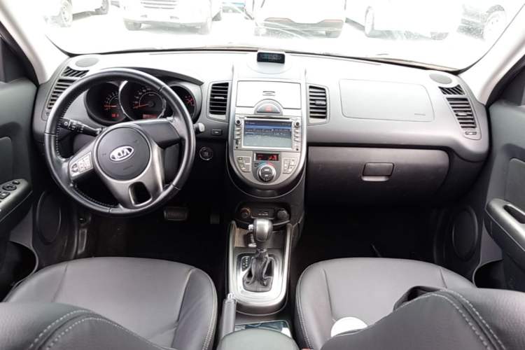 Used Kia Soul 2013 1.6L AT Premium Center Console