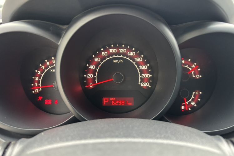 Used Kia Soul 2013 1.6L AT GL Odometer Close Up
