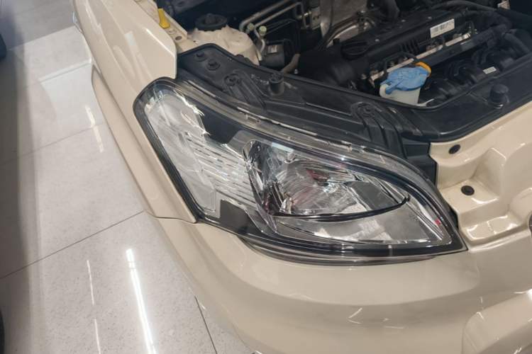 Used Kia Soul 2013 1.6L AT GL Right Front Headlight