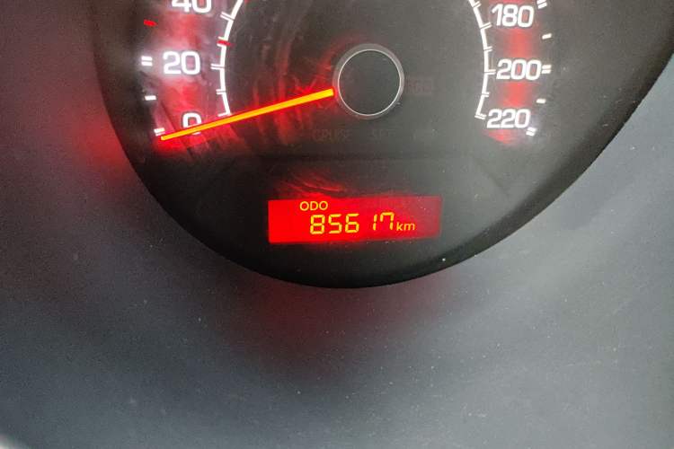 Used Kia Soul 2013 1.6L MT GL Odometer Close Up
