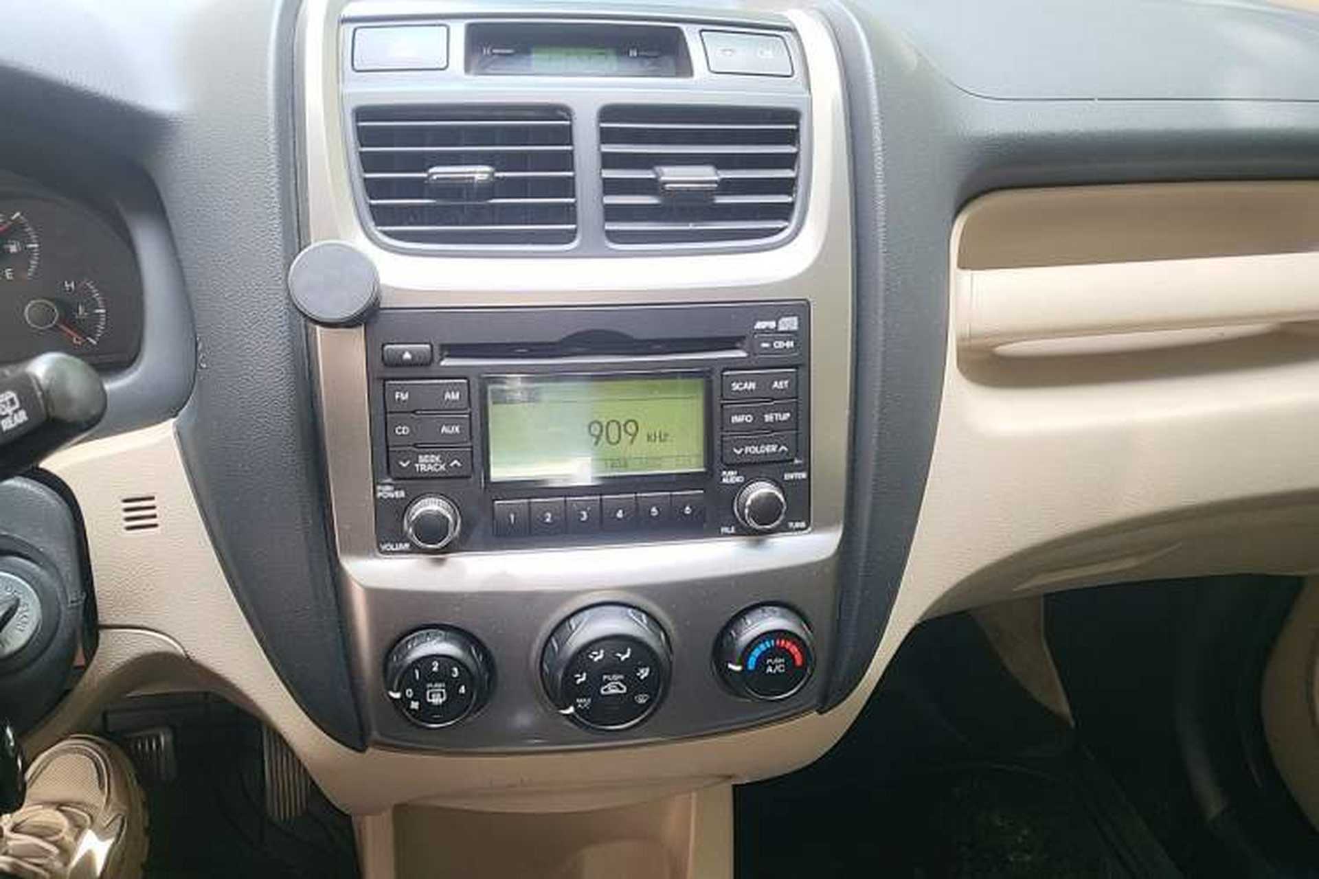 Used Kia Sportage 2009 2.0L Automatic 2WD GL Trim Audio And AC Panel