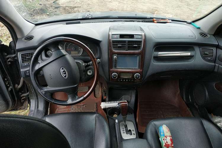 Used Kia Sportage 2009 2.0L Automatic Two-Wheel Drive GLS Center Console