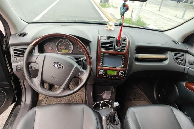 Used Kia Sportage 2009 2.0L Manual Two-Wheel-Drive GLS Center Console