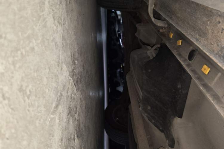Used Kia Sportage 2009 2.0L Manual Two-Wheel-Drive GLS Chassis Front Right