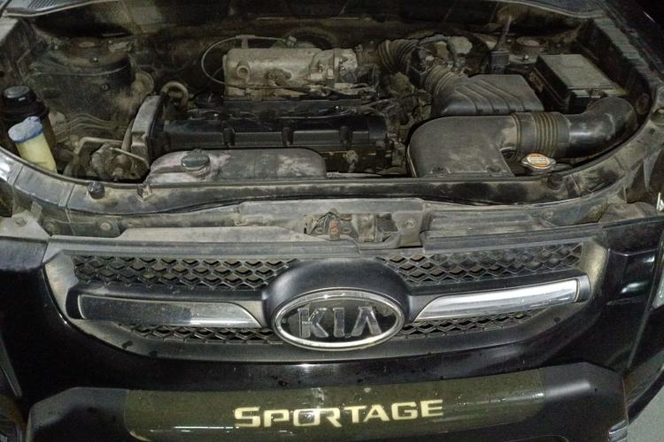 Used Kia Sportage 2009 2.0L Manual Two-Wheel-Drive GLS Engine Bay