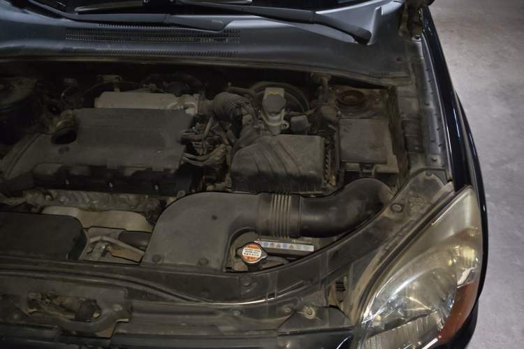 Used Kia Sportage 2009 2.0L Manual Two-Wheel-Drive GLS Engine Bay Left