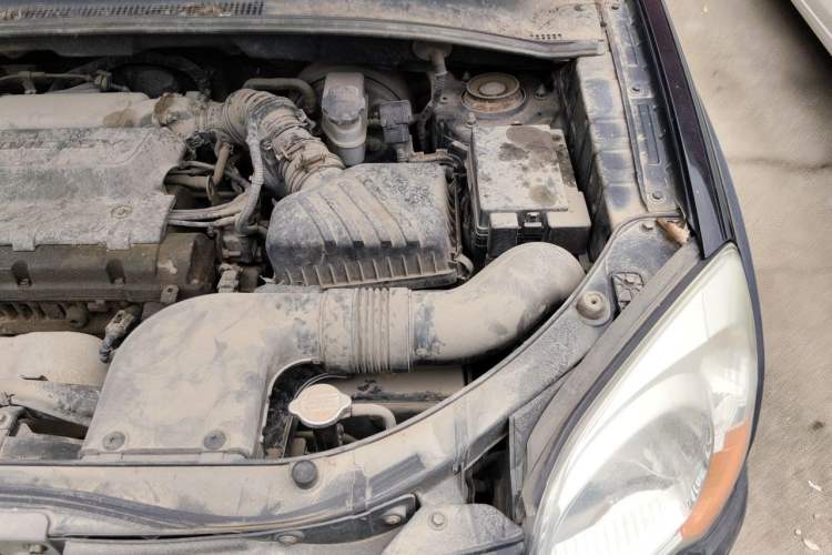 Used Kia Sportage 2009 2.0L Manual Two-Wheel-Drive GL Trim Engine Bay Left